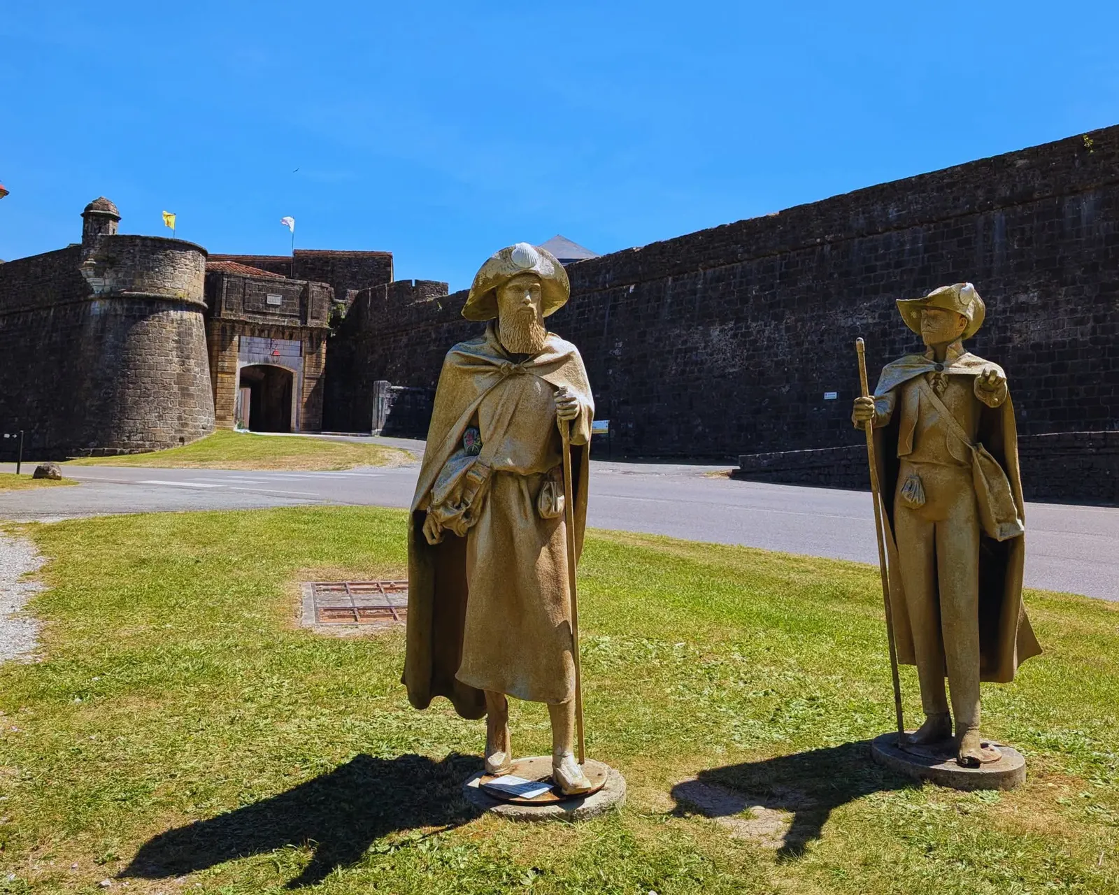 Les remparts de Navarrenx et les statues de pèlerins de Saint-Jacques