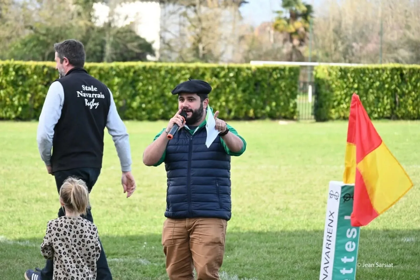 Micro en main lors d'un événement au Stade Navarrais, à Navarrenx