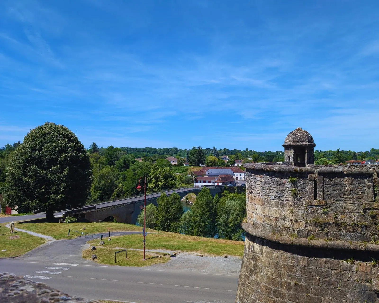 Les remparts et l'échauguette de Navarrenx, au-dessus du pont sur le gave d'Oloron